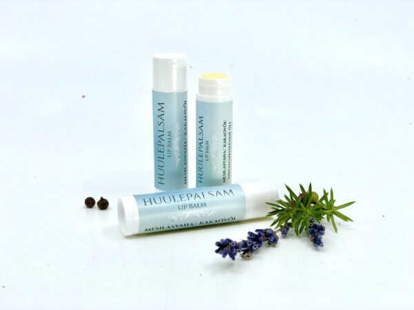 Huulepalsam mesilasvaha ja lavendli eeterliku õliga. Lipbalm with beeswax and lavender essetial oil
